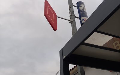 Enseigne lumineuse à Sérigny en Charente-Maritime.