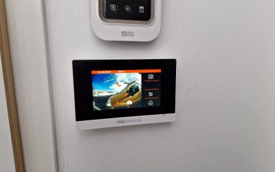 Pose d&rsquo;un vidéophone à L&rsquo;Houmeau près de La Rochelle.