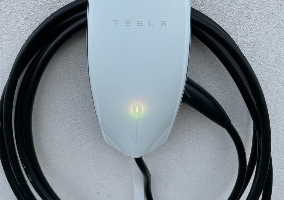 Pose d’une borne de charge de véhicule électrique Tesla à La Rochelle