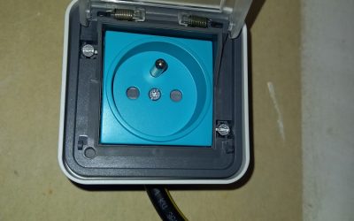 Pose d&rsquo;une prise électrique Hager pour véhicule hybride ou 100% électrique