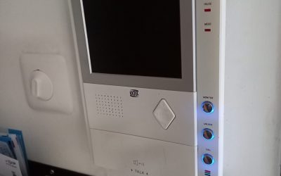 Notre électricien pose un vidéophone à La Rochelle.