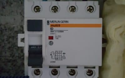 Dépannage électricité à La-Jarne pour le remplacement d&rsquo;un interrupteur différentiel 30mA en triphasé en Charente-Maritime.