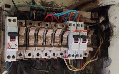 Dépannage à Lagord sur un tableau électrique vétuste.